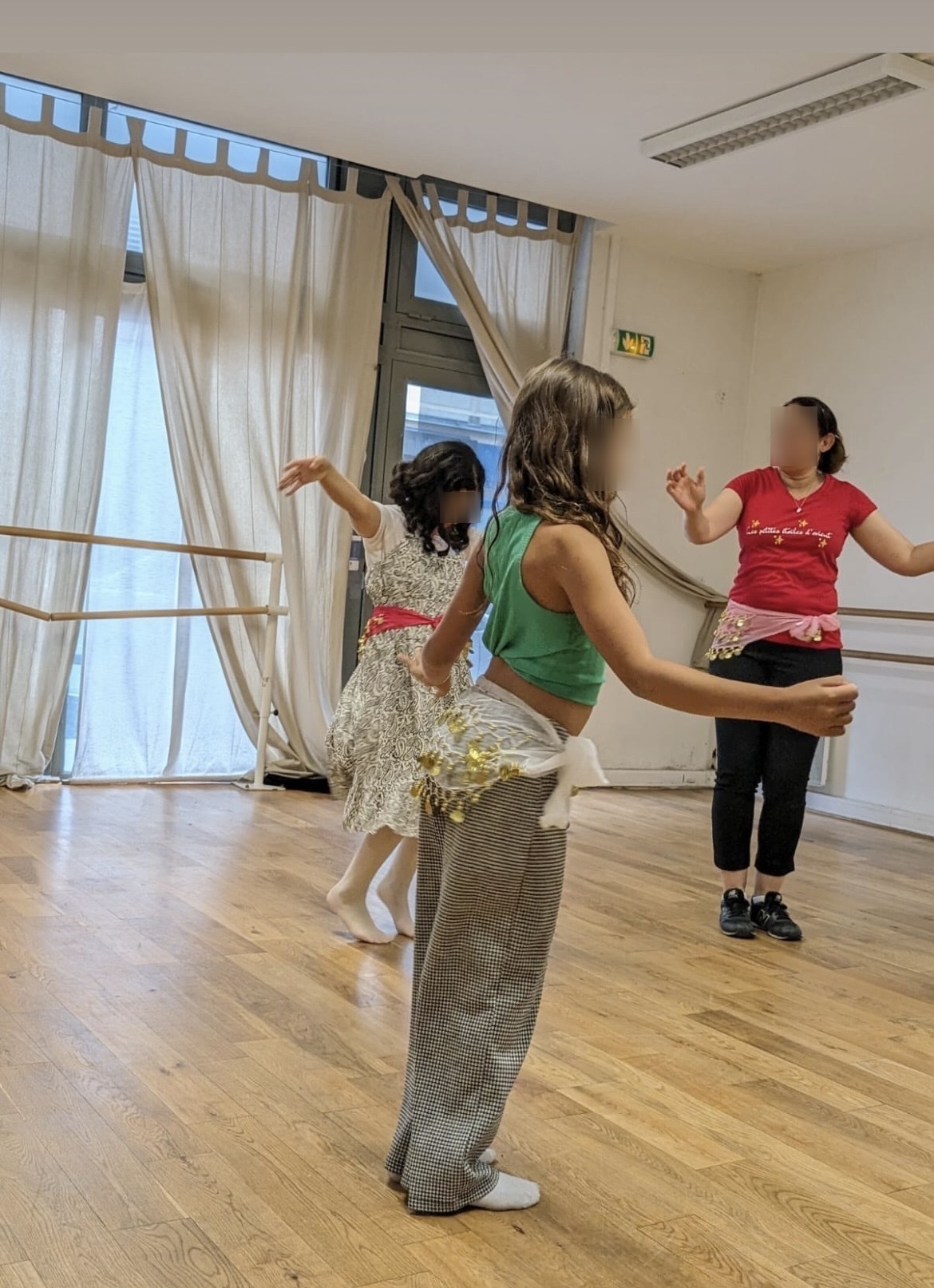 Une élève souriante en costume de danse orientale